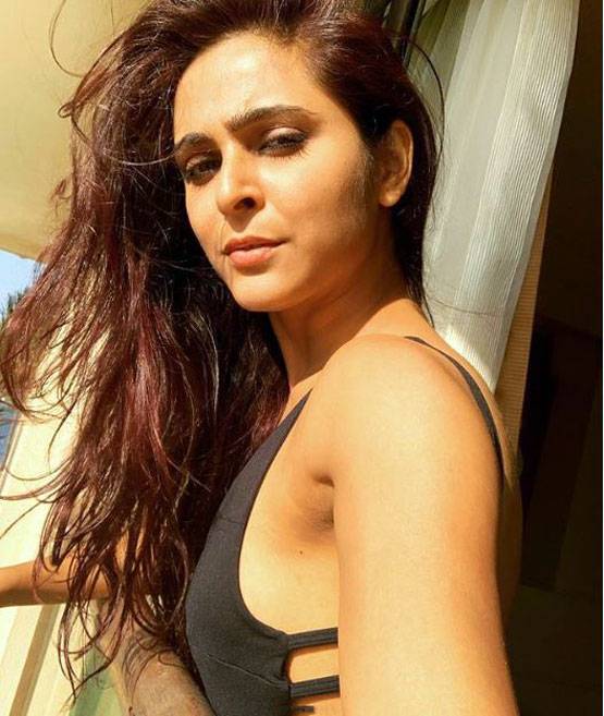 मधुरिमा तुली ने फ्लॉन्ट किया नया हेयरस्टाइल, देखें वायरल तस्वीरें