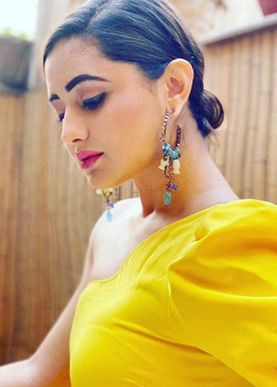 झाड़ू-पोछा करते वक्त सेलेब्स की मस्ती, डांसिंग से लेकर बैटिंग तक करते आए नजर