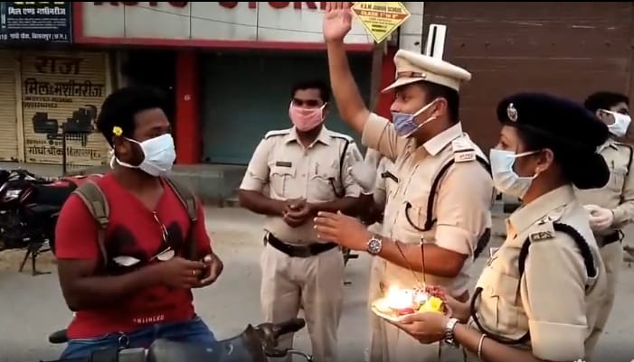 लॉकडाउन में निकले बाहर तो पुलिस ने उतारी लोगों की आरती, बरसाए फूल