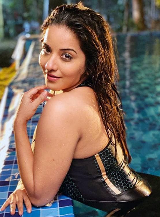 पति संग पूल में मोनालिसा का रोमांटिक अंदाज, तस्वीरें वायरल