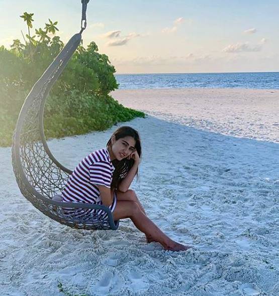 बनारस में सिर पर दुपट्टा ओढ़े गंगा आरती में शामिल हुईं सारा, PHOTOS