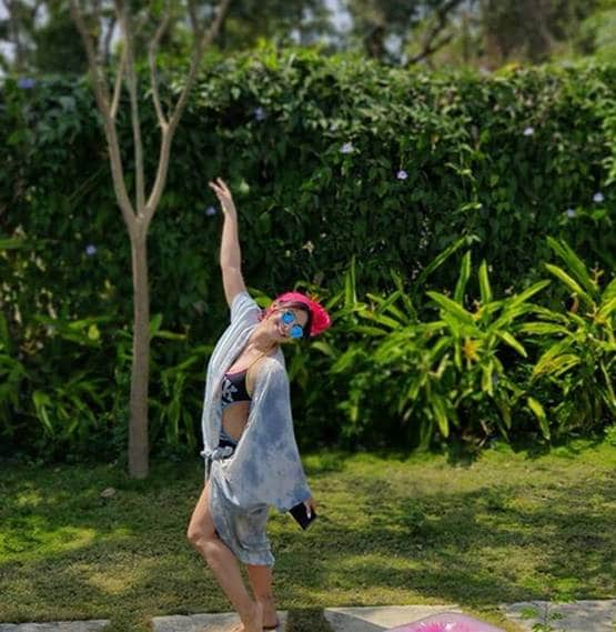 कोरोना खौफ के बीच पूल में रिलैक्स कर रहीं तनीषा, बिकिनी फोटो वायरल