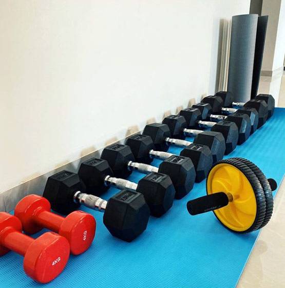 कोरोना नहीं बना रोड़ा, कोई छत पर तो कोई सोफे की मदद से कर रहा वर्कआउट