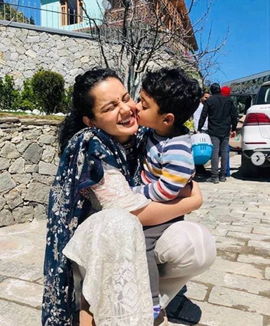 कंगना के जन्मदिन पर हुई खास पूजा, सिल्क साड़ी-हैवी जूलरी में दिखीं एक्ट्रेस