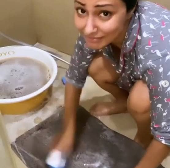 घर के गंदे पायदान धोने में लगीं हिना खान, एक्ट्रेस का हुआ बुरा हाल
