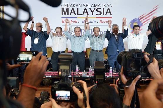 महातिर के मंसूबों पर फिरा पानी, मोहियुद्दीन बने मलेशिया के PM