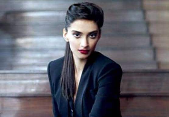 कनिका को लेकर दो गुटों में बंटा बॉलीवुड, कोई सपोर्ट में तो कोई कर रहा विरोध