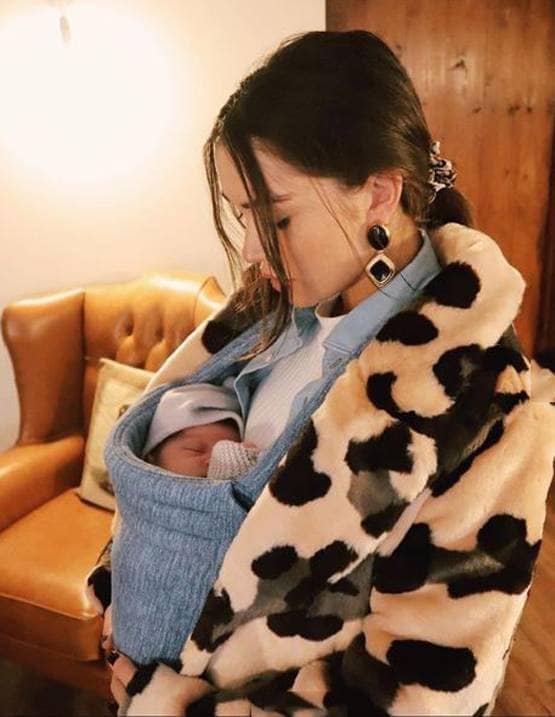 एमी जैक्सन का बोल्ड लुक देख फिदा हुए फैंस, वायरल हो रहीं तस्वीरें