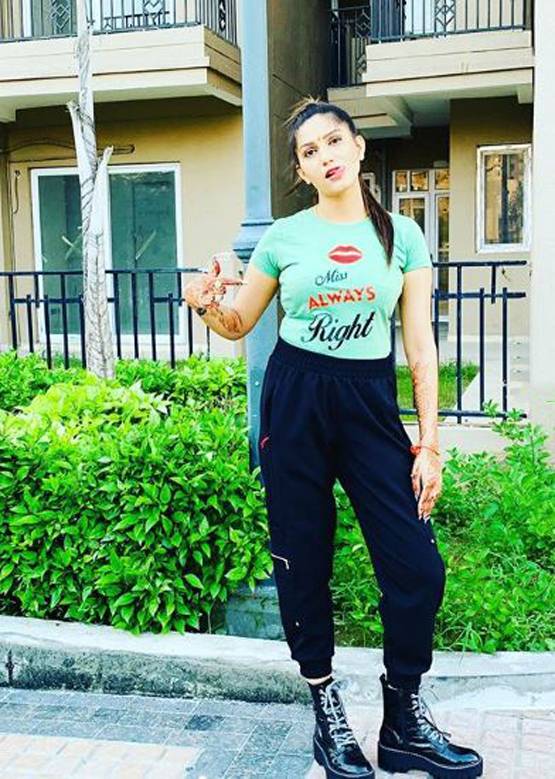 कोरोना कमांडो के सम्मान में तालियां बजाते हुए छलके सपना चौधरी के आंसू