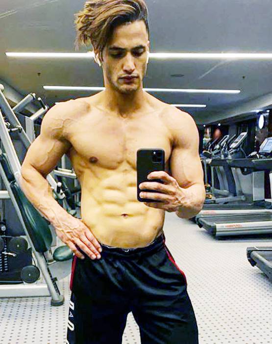 गजनी के आमिर खान लुक में दिखे आसिम रियाज, इंटरनेट पर वायरल तस्वीर