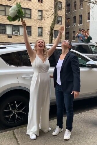 कोरोना: रोड पर खड़े होकर जोड़े ने की शादी, चौथी मंजिल से निभाई गईं रस्में