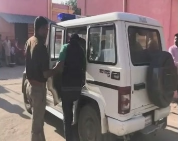 प्रेमी के दरवाजे पर स‍िर पटककर प्रेम‍िका दे रही थी धमकी, फ‍िर...