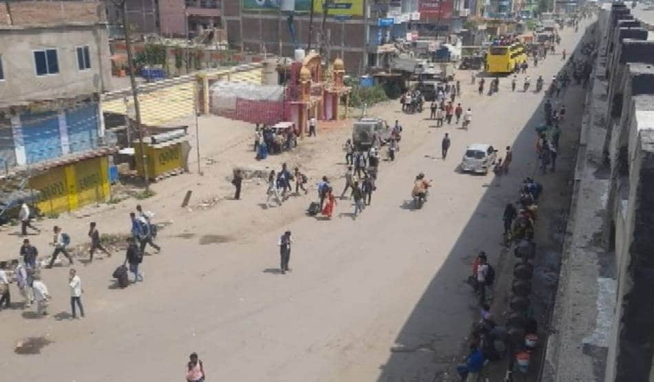 सड़क पर बेवजह घूम रहे थे बाइक सवार फिर पुलिस ने बरसाईं लाठियां