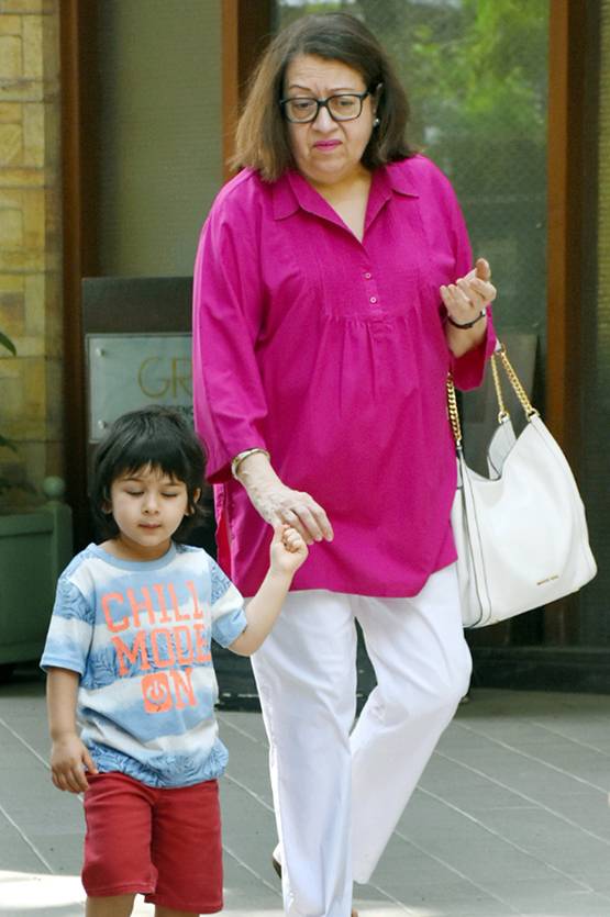 नानी बबीता और मां करीना कपूर के साथ स्पॉट हुए तैमूर अली खान, Photos