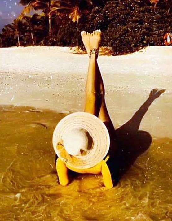 मालदीव में दिखा हंसिका मोटवानी का बोल्ड लुक, समंदर किनारे योग