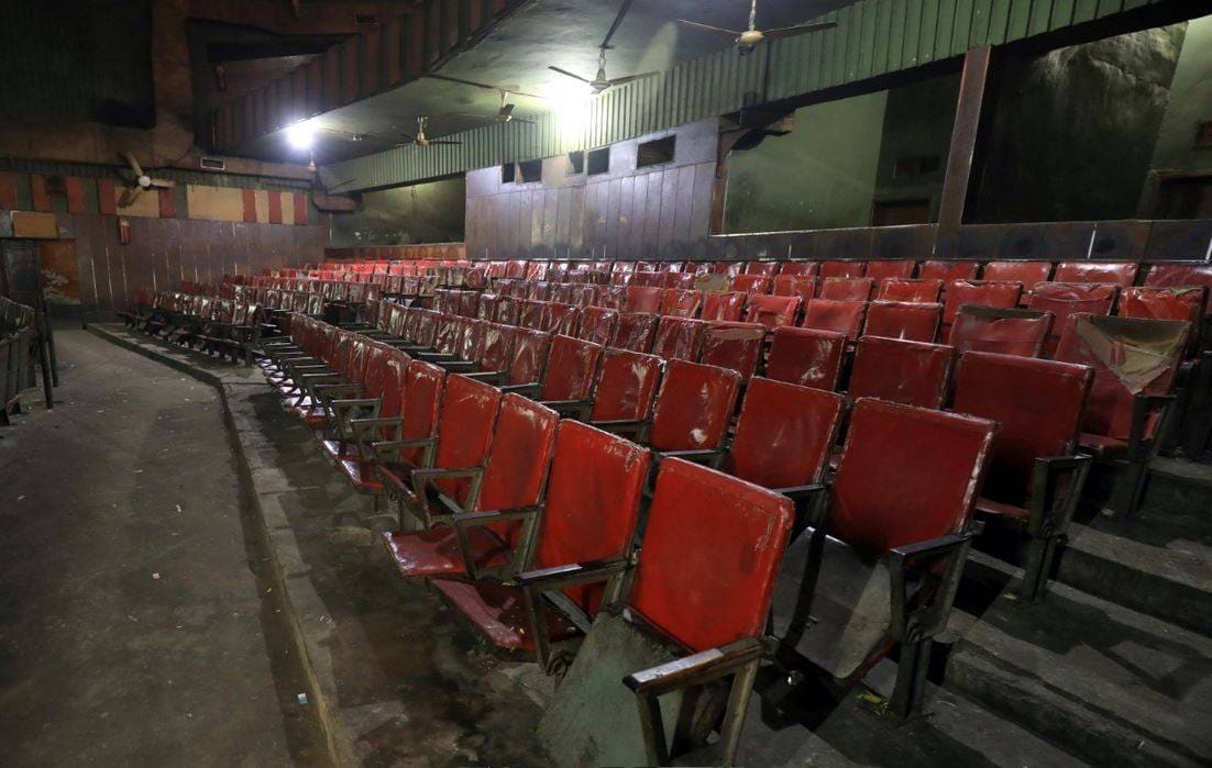 कोरोना के डर से पाकिस्तान में पसरा सन्नाटा, तस्वीरों में देखें कैसे हैं हालात