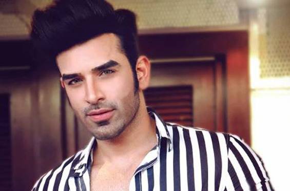 डिजाइनर ने लगाया कपड़े खराब करने का आरोप, पारस ने दी सफाई