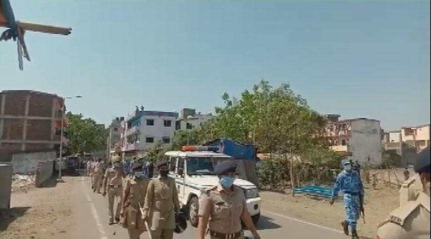 गुजरात में खाना मांग रहे मजदूरों का पुलिस से संघर्ष, कई गिरफ्तार