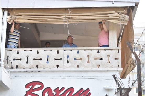 अनुपम से सलीम खान तक, कोरोना कमांडोज के सम्मान में निकले सितारे, बजाई ताली