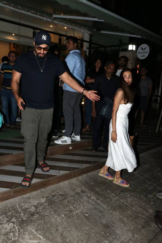 डिनर करने पहुंचे लव बर्ड्स मलाइका अरोड़ा-अर्जुन कपूर, देखें तस्वीरें