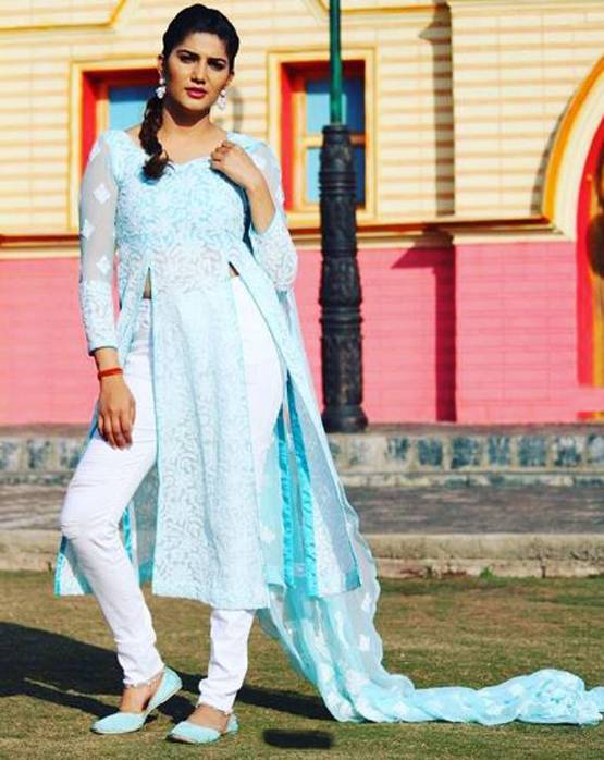 ब्लैक ड्रेस में सपना चौधरी का किलर लुक, फैंस बोले- तबाही