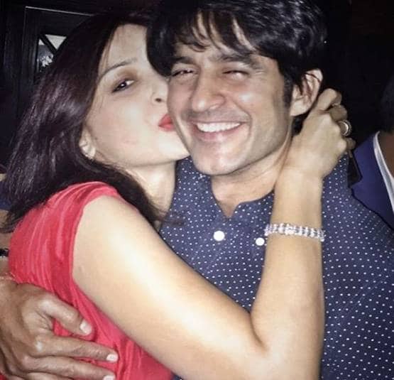 बर्थडे पर हितेन तेजवानी ने पत्नी संग किया लिपलॉक, रोमांटिक फोटो वायरल