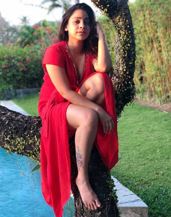 सुमोना चक्रवर्ती ने बिकिनी में शेयर की बोल्ड तस्वीर, इंस्टा पर हुई वायरल