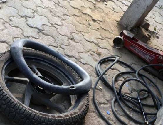 45 साल की महिला लगाती है पंक्चर, पिता के निधन के बाद किया था शुरू