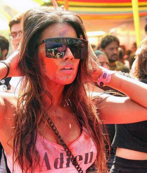 होली पार्टी में नागिन एक्ट्रेस के सहेली संग लिपलॉक पर मचा था बवाल