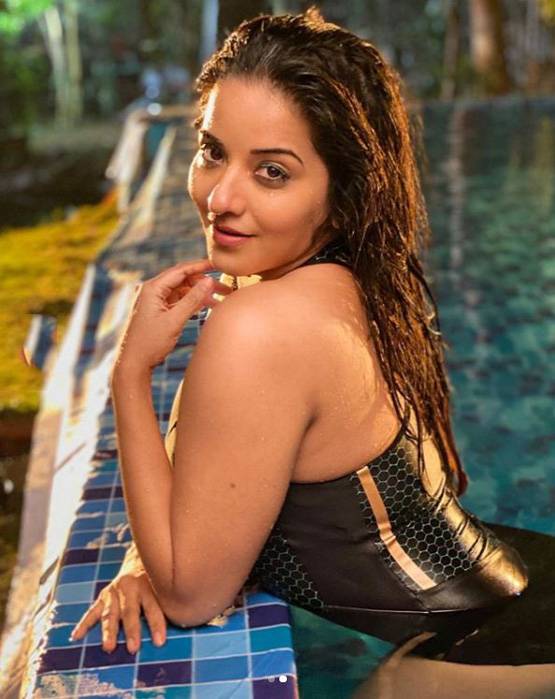 ब्लैक मोनोकनी में जब स्विमिंग पूल में उतरीं मोनालिसा, देखें वीडियो