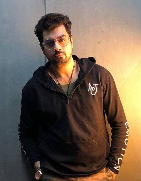 लड़की से छेड़छाड़ देख सहमे प्रीतम, रेस्क्यू करने पर खाए मुक्के, कार डैमेज