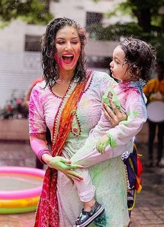 सनी लियोनी पर चढ़ी रंगों की मस्ती, पति-बच्चों संग सेलिब्रेट की होली