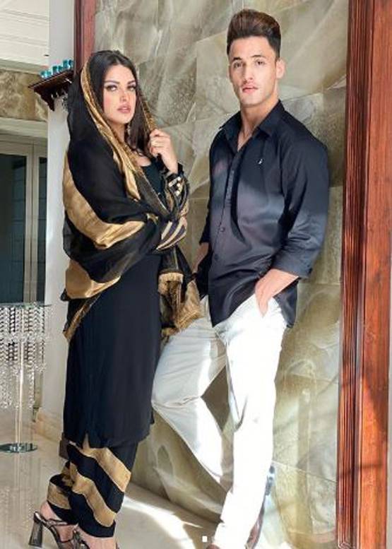 गर्लफ्रेंड हिमांशी की मां संग आसिम ने बिताया समय, यूं दिखी बॉन्डिंग