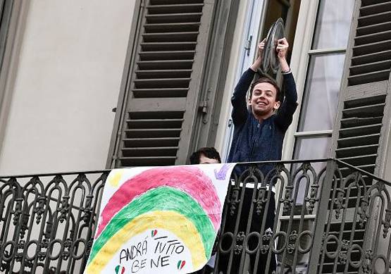 घरों में बंद इटली के लोग, हौसला बढ़ाने को बालकनी में गा रहे गाना
