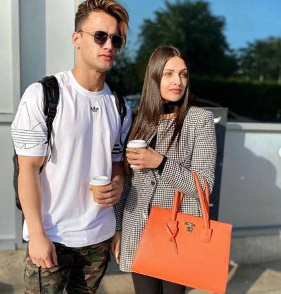 आसिम रियाज और हिमांशी खुराना हुए रोमांटिक, शेयर की प्यारी तस्वीर