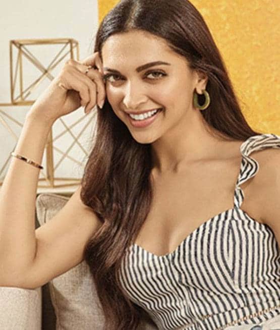 कोरोना की वजह से घर में कैद स्टार्स, योगा से लेकर कर रहे घर साफ