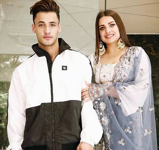 कोरोना के बीच आसिम-हिमांशी ने किया सॉन्ग प्रमोट, मास्क पहने आए नजर