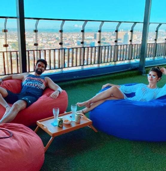 पति राजीव सेन संग रोमांटिक हुईं चारू असोपा, लोग बोले- कोरोना से तो डरो