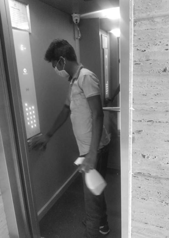 कोरोना पॉजिटिव कनिका का अपार्टमेंट हुआ सैनिटाइज, दहशत में पड़ोसी