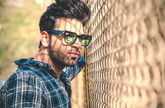 लॉकडाउन के बीच मां के साथ दिखे पारस छाबड़ा, सड़क पर खरीद रहे सब्जी