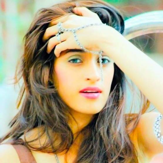 कोरोना: इटली में फंसी सिंगर की आपबीती, रोजाना एंबुलेंस की आवाजें सुनती हूं