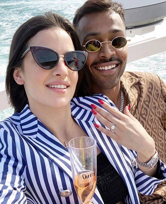 क्वारनटीन में मंगेतर हार्दिक संग रोमांटिक हुईं नताशा, यूं बिता रही समय