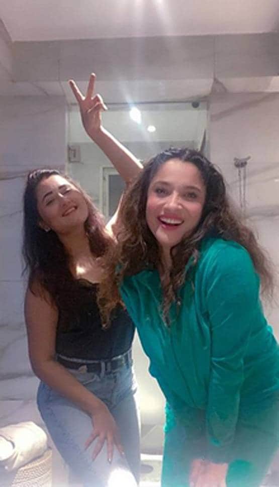 क्वारनटीन में रश्मि-अंकिता की मस्ती, BB के ऐतिहासिक सीन को किया रीक्रिएट