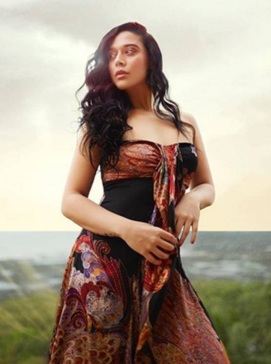 ब्लैक बिकिनी में बॉयफ्रेंड संग टाइगर की बहन ने किया योगा, देखें PHOTOS