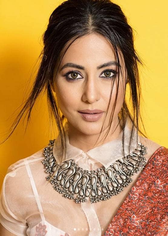 झाड़ू-पोछा करते वक्त सेलेब्स की मस्ती, डांसिंग से लेकर बैटिंग तक करते आए नजर