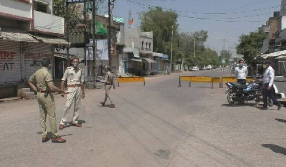 लॉकडाउन के दौरान घूम रहे थे बाइक सवार, पुलिस ने ऐसे लगा दी क्लास