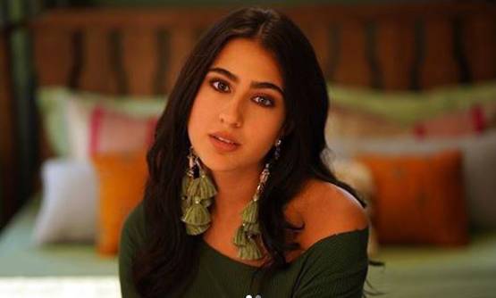 बनारस में सिर पर दुपट्टा ओढ़े गंगा आरती में शामिल हुईं सारा, PHOTOS