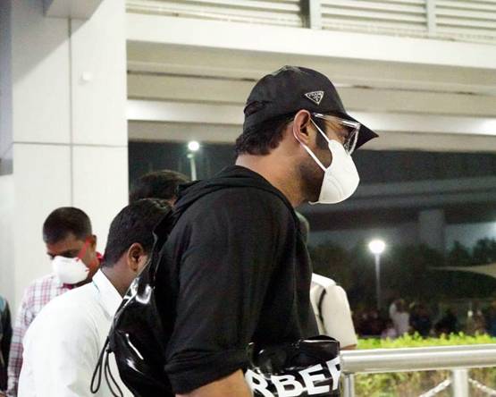 बॉलीवुड में कोरोना के खौफ की नई तस्वीर, एयरपोर्ट पर मास्क पहने दिखे प्रभास