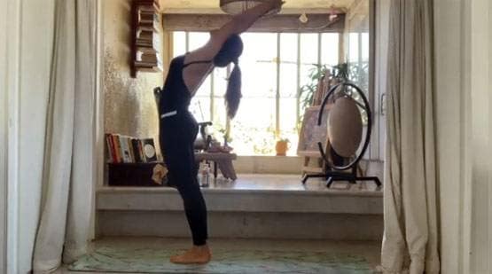 कोरोना नहीं बना रोड़ा, कोई छत पर तो कोई सोफे की मदद से कर रहा वर्कआउट