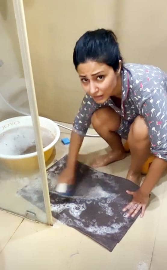 घर के गंदे पायदान धोने में लगीं हिना खान, एक्ट्रेस का हुआ बुरा हाल